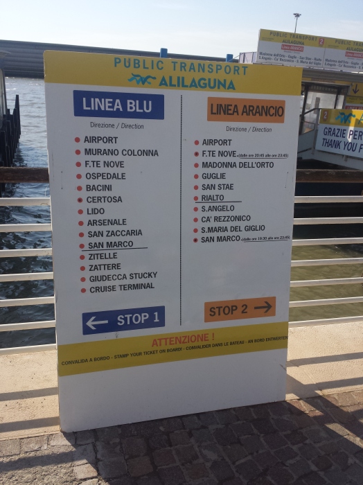 Informação no embarque das linhas da Alilaguna entre o Aeroporto e Veneza 